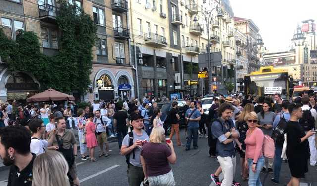 Несколько сотен людей перекрыли одну из центральных улиц Киева