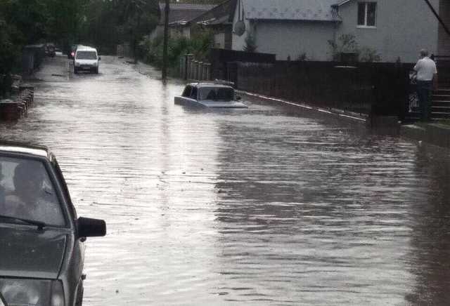 Украину затопило после мощной бури: появились фото и видео погодной катастрофы