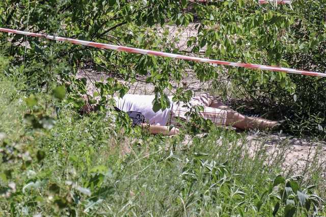 На пляже Троещины нашли застреленного мужчину