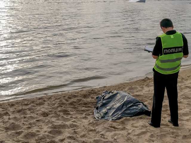 В Киеве на пляже XPark утонул пьяный мужчина