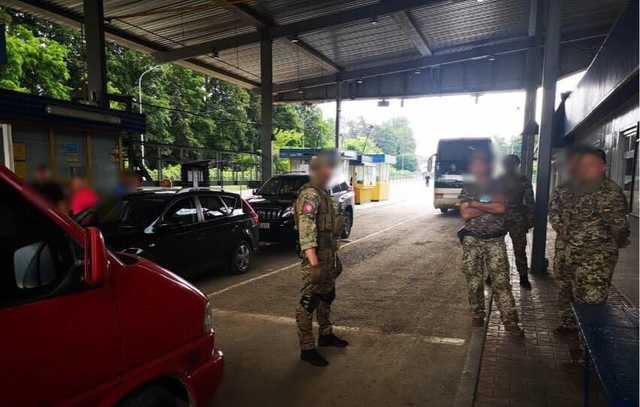 В Черновицкой области раскрыли преступную схему, по которой в Украину завозились "евробляхи"