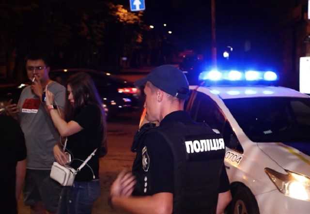 У Дніпрі молоді люди затримали патрульну машину і причепили на неї презерватив