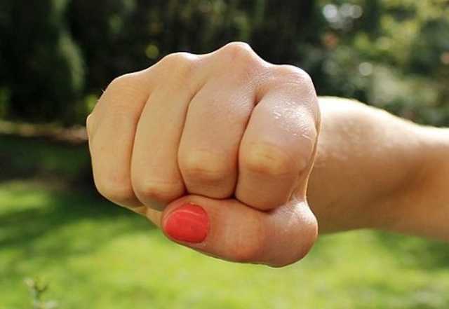 Повалили на землю и били ногами: киевские школьницы жестоко избили сверстницу