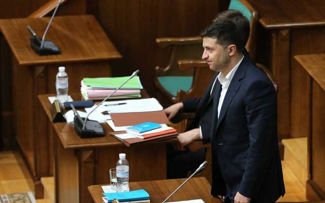 Зеленский выступил в КСУ и спешно покинул зал