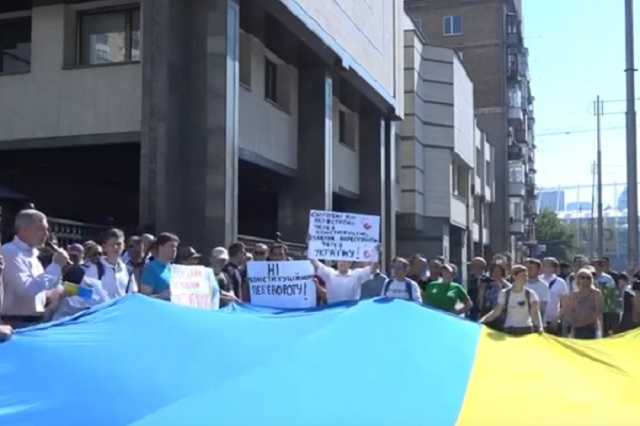 "Зеленский, не порочь Конституцию!" Под КСУ устроили митинг против роспуска Рады