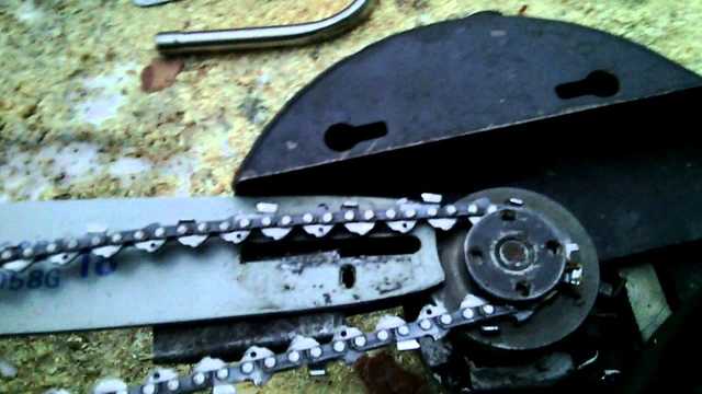 В Херсоне мужчина совершил демонстративное самоубийство, отрезав себе голову электропилой