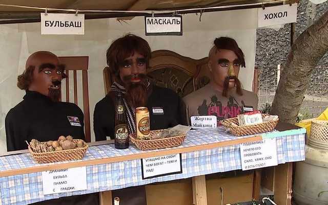 "Творчество душевнобольных": в сети смеются над российской инсталляцией о дружбе народов