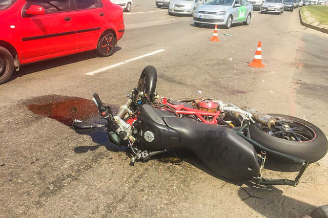 В Киеве мотоцикл протаранил Toyota, один водитель госпитализирован