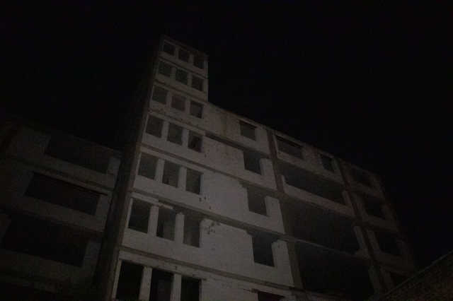 В Киеве на Подоле парень выпрыгнул из окна скандального заброшенного здания