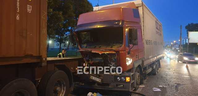 У Києві дві вантажівки зіштовхнулися поблизу пішохідного переходу