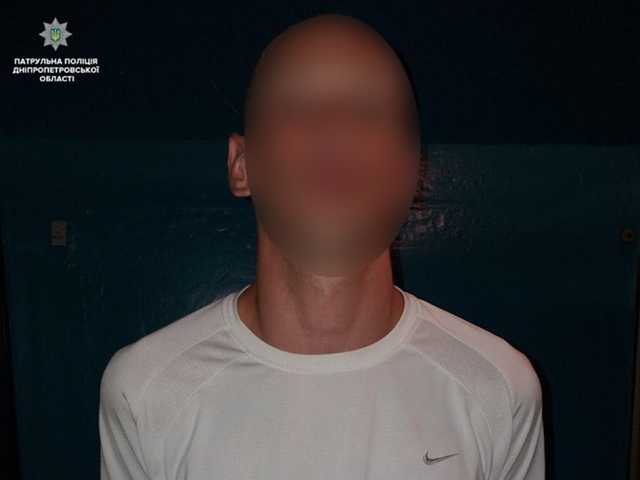 В Днепре возле супермаркета ранили ножом мужчину и женщину: пострадавший скончался