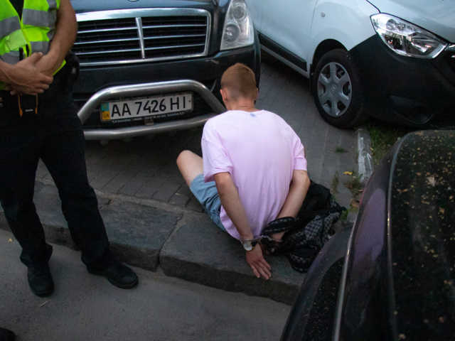 Невменяемый студент с товарищем ограбил прохожего в центре Киева