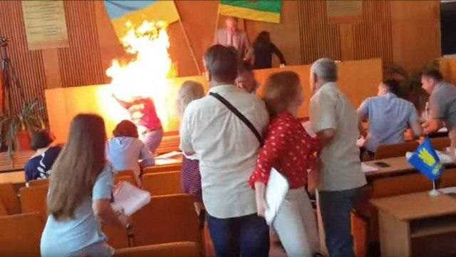 В Бердичеве бизнесмен поджег себя на глазах у депутатов