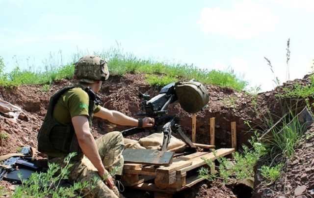 В зоне ООС за день шесть обстрелов, ранен боец