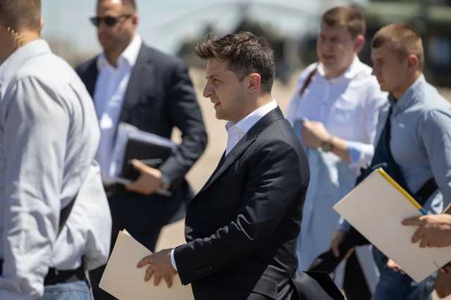 Зеленский пообещал инвестиции в инфраструктуру Донбасса