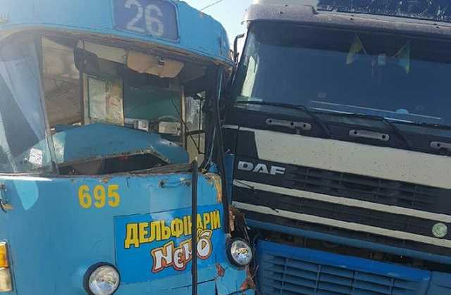 В Харькове фура “протаранила” трамвай