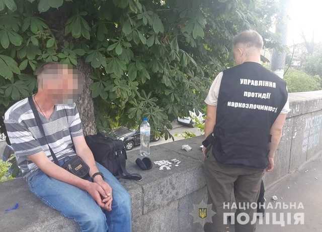 В Киеве фельдшер пытался пронести в изолятор наркотики
