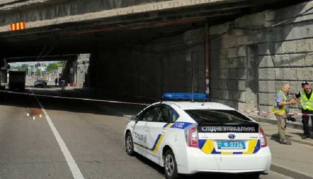 В Киеве возле метро «Берестейская» мужчина выпрыгнул с моста под грузовик