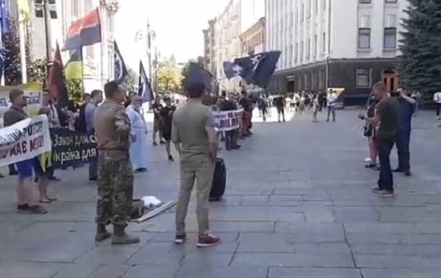 Противники ЛГБТ-марша протестуют под АП