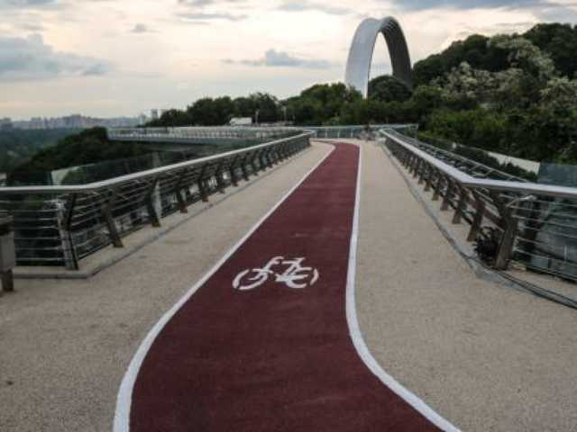 У «моста Кличко» нашли новый изъян: велосипедисты бьют тревогу