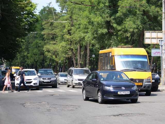 В центре Днепра женщину переехала маршрутка