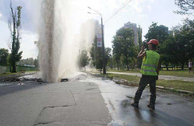 В Киеве из-под земли забил огромный фонтан
