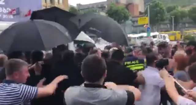 Российского депутата в Тбилиси облили водой и забросали бутылками