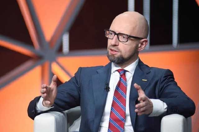 Яценюк сравнил решение КСУ с бомбой