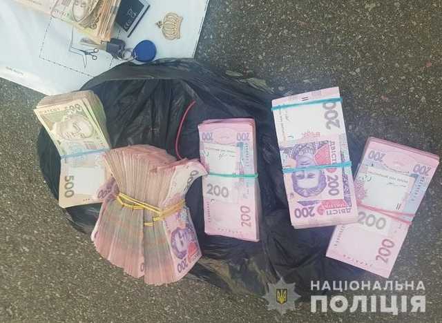 В Киеве на глазах у водителя вытащили 300 тысяч гривен из машины