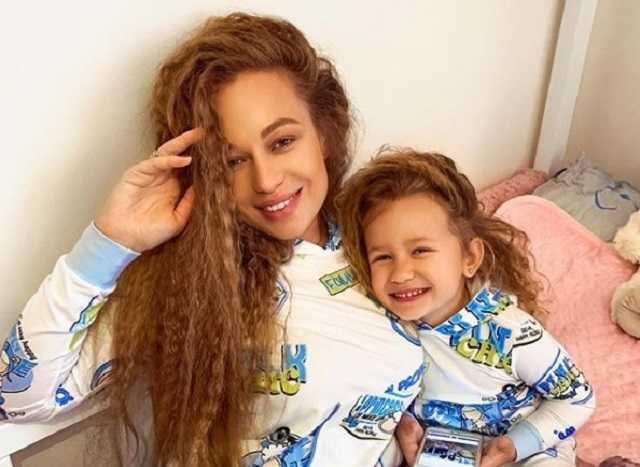 Известной певице запретили выезжать из Украины