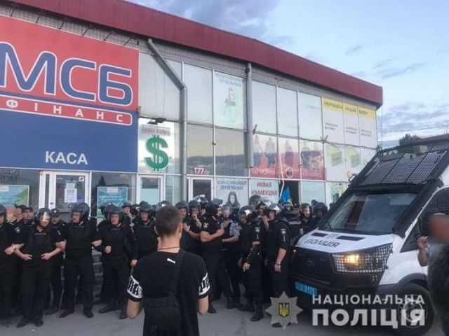 Ще двом нападникам на відеооператора в Харкові повідомили про підозру