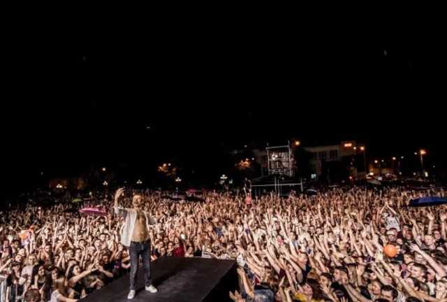 Вакарчук выдает халявные концерты за всенародную поддержку