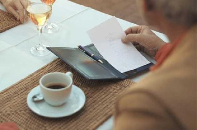 Активист "Голоса" призвал добавлять в ресторанах 20% к счету русскоязычных клиентов