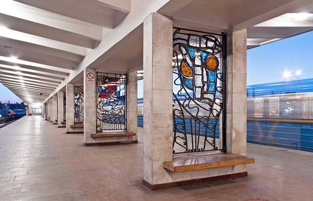 Неадекват с ножом устроил охоту на людей в метро Киева