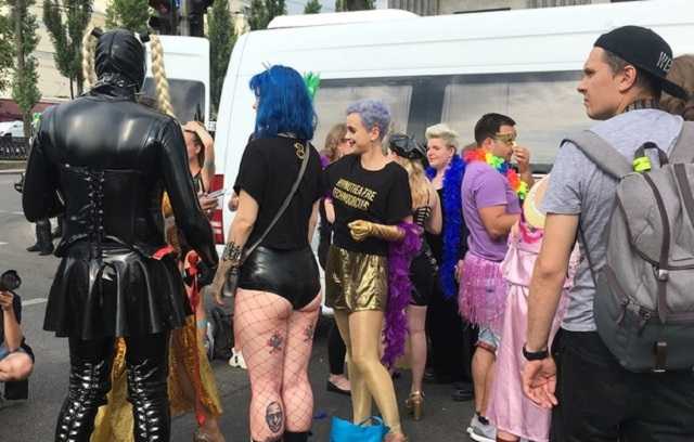 На KyivPride пришли яркие участники, полиция, националисты и верующие