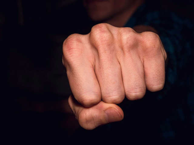 В Киеве в воде нашли неподвижного мужчину, но пенсионерка его оживила