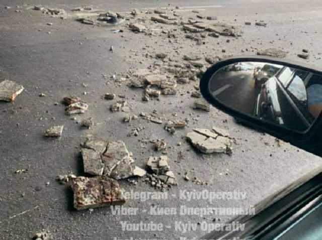 В Киеве часть Южного моста обрушилась на авто: фото с места происшествия