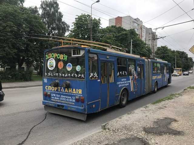 В Тернополе троллейбус переехал женщину. Она скончалась в больнице