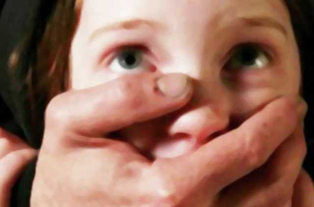 ЧП на Закарпатье: двое мужчин предлагали маленьким девочкам $100 прямо на детской площадке