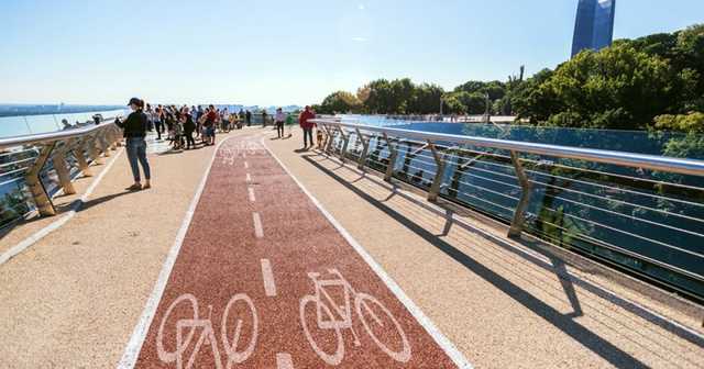 На подъезде к пешеходному мосту в Киеве установили шлагбаумы