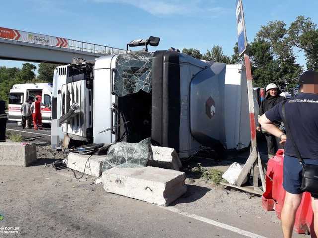 На Одесской трассе под Киевом перевернулся грузовик, движение заблокировано