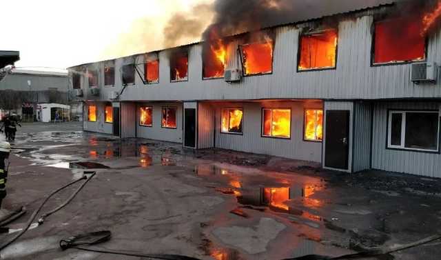 Масштабный пожар на Борщаговке: огонь охватил секонд-хэнд и машины