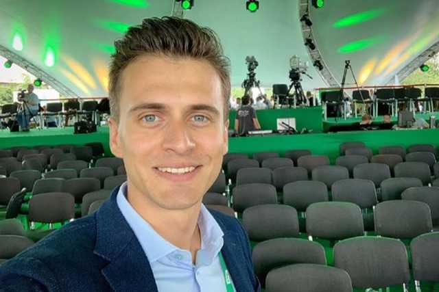 Александр Скичко показал удостоверение кандидата в народные депутаты