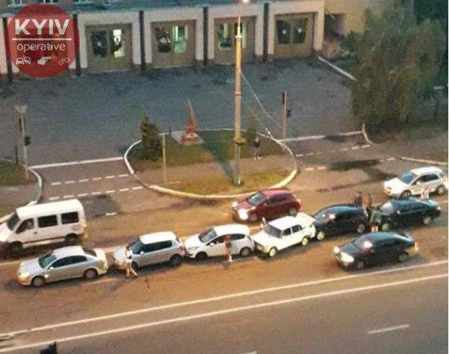 Появилось фото, как шесть машин столкнулись "паровозиком" у пожарной части в Киеве