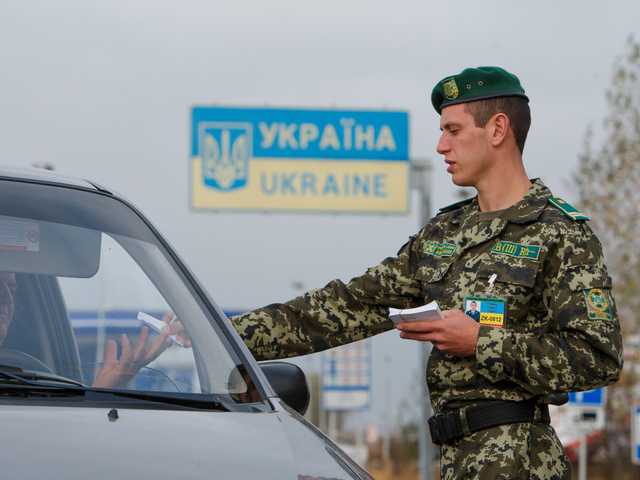 На границе Украины с Венгрией образовалась очередь из автомобилей