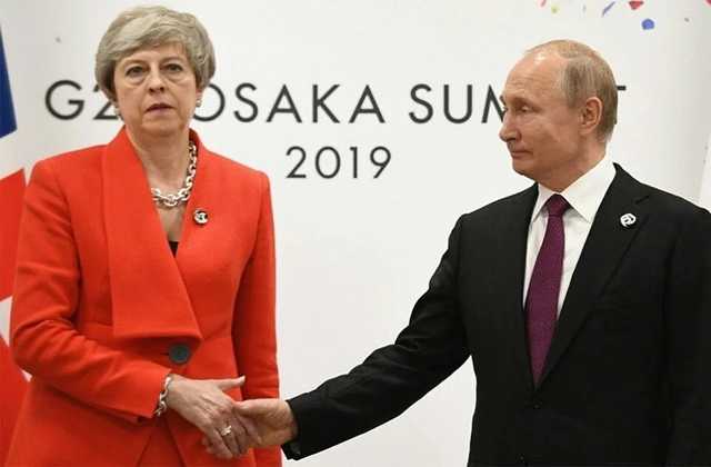 Побежала хлоркой руки мыть: в Сети обсуждают фото рукопожатия Мэй и Путина