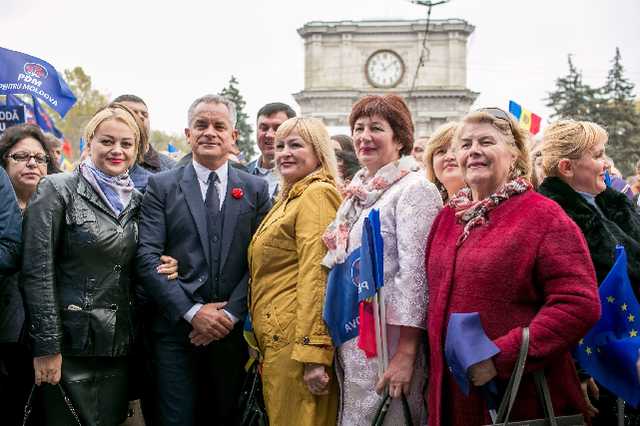Руководство бывшей правящей партии Молдавии в полном составе ушло в отставку