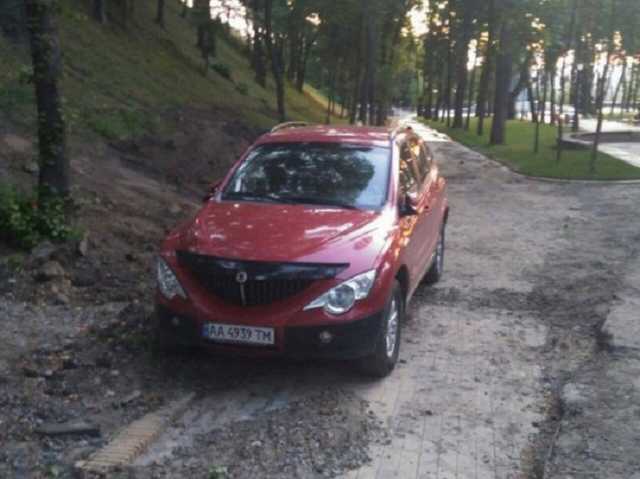 Медом намазано: в Киеве еще один водитель попытался выехать на стеклянный мост