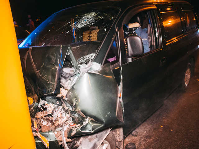 В Киеве Hyundai влетел в маршрутку с пассажирами и загорелся