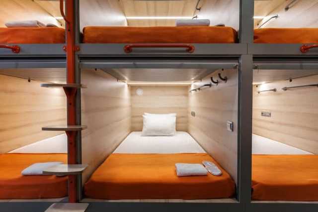 Как в плацкарте: соцсети бурно обсуждают фото хостела в аэропорту под Киевом